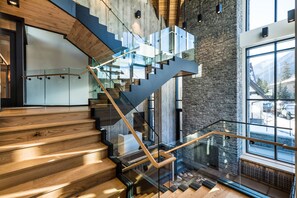 Staircase - Peaks Hotel & Suites (Banff)