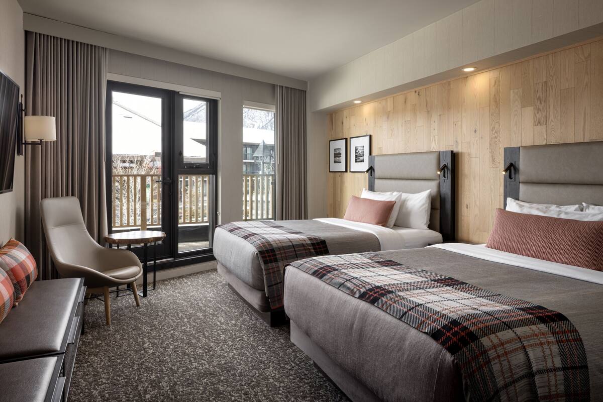 Junior Studio, 2 Queen beds, Partial View with Balcony | 客房內保險箱、書桌、遮光布/窗簾、隔音