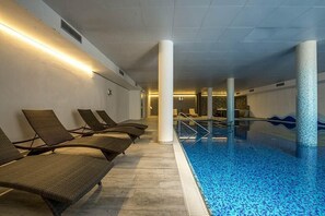 Alberca techada y camastros 