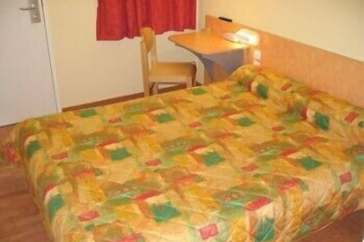 Schreibtisch, kostenlose Babybetten, kostenloses WLAN, Bettwäsche