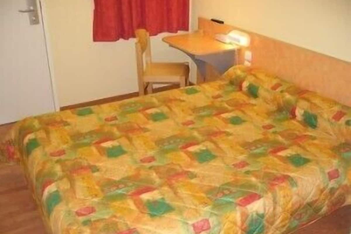 desk, free cots/infant beds, free wifi, bed sheets