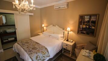 Deluxe tweepersoonskamer | Een bureau, verduisterende gordijnen, een strijkplank/strijkijzer