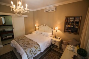 Deluxe Double Room | Meja, langsir/tirai gelap terus, seterika/papan seterika, Wi-fi percuma