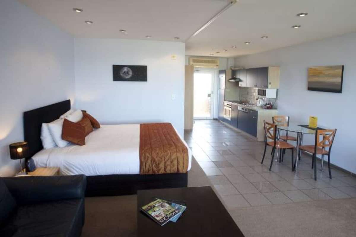 Signature Studio Suite, 1 Queen Bed, Jetted Tub, Sea View | Memory-foam beds, soundproofing, iron/ironing board, free WiFi