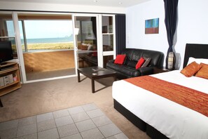 55-inch Smart TV with satellite channels, TV, Netflix - Admiralty Lodge Motel (Whitianga)