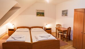 Doppel- oder Zweibettzimmer (for Single Use) | 1 Schlafzimmer, Schreibtisch, Zustellbetten, kostenloses WLAN