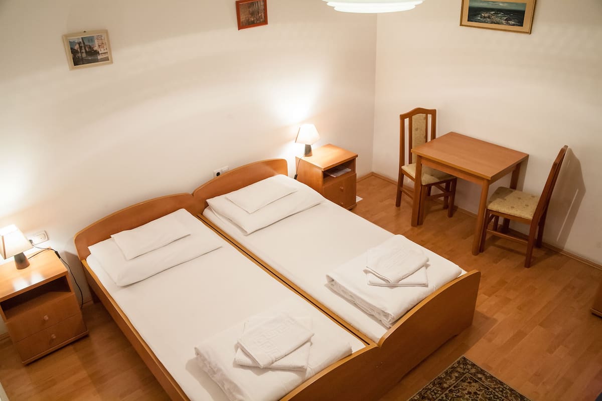 1 habitación, escritorio, camas plegables/adicionales y wifi gratis 