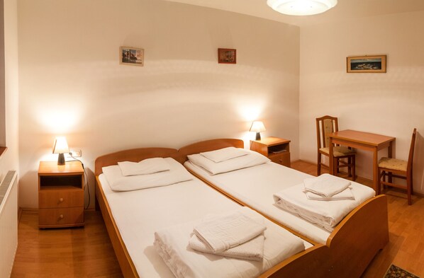 1 Schlafzimmer, Schreibtisch, Zustellbetten, kostenloses WLAN