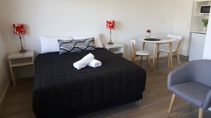 Signature Double or Twin Room, Multiple Beds | Premium bedding, iron/ironing board, free WiFi, bed sheets - Aza Motel (Lismore)