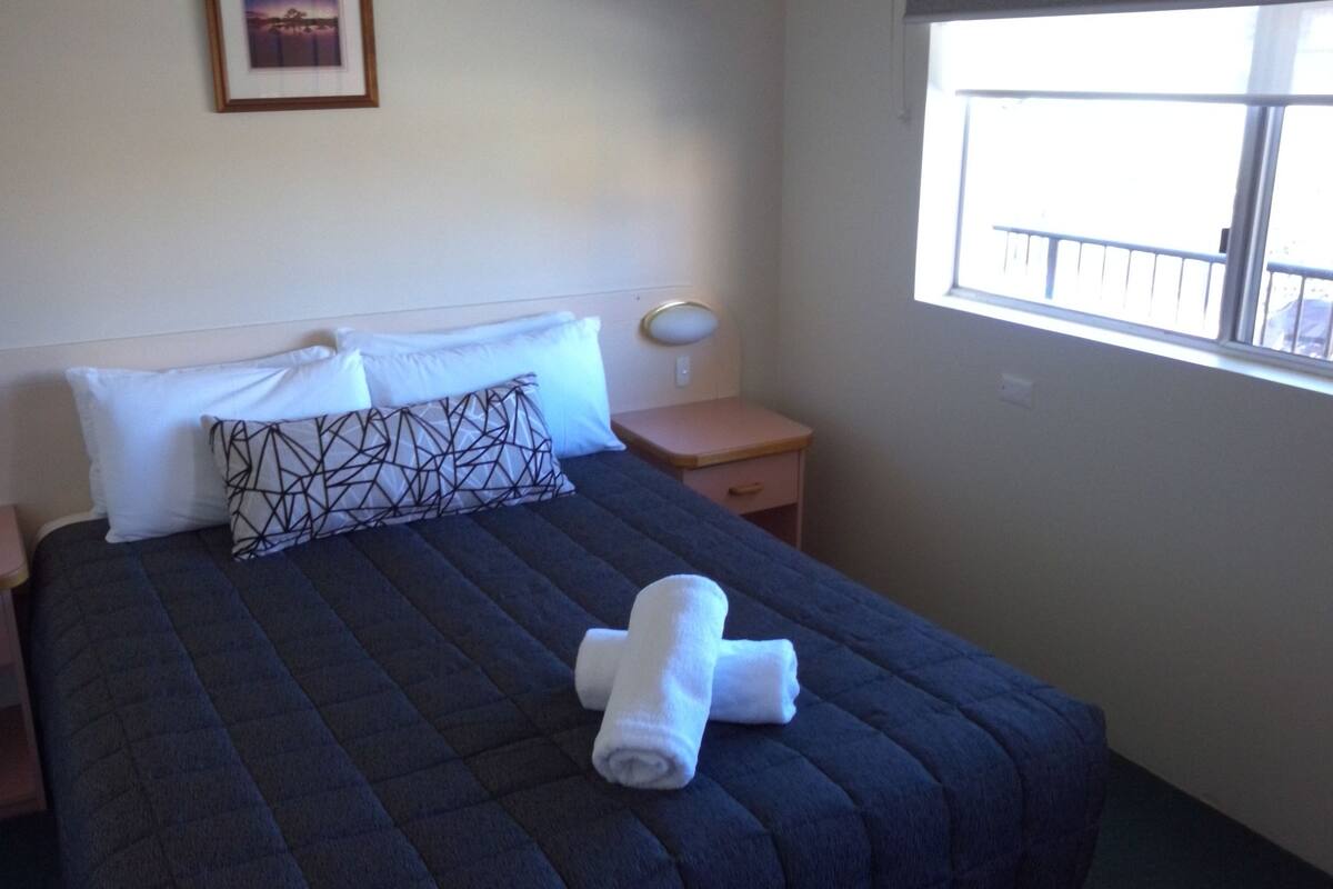 Standard Room, 1 Queen Bed | Premium bedding, iron/ironing board, WiFi (free), bed sheets