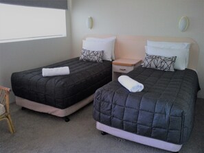 Premium bedding, iron/ironing board, free WiFi, bed sheets - Aza Motel (Lismore)