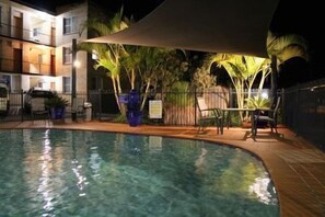 Una piscina al aire libre