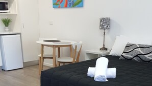 Quarto casal ou duplo com design assinado, várias camas | Opções para refeição no quarto