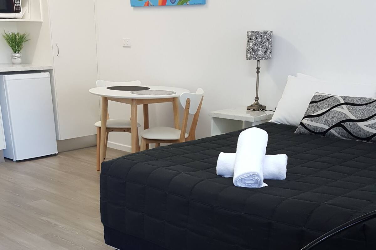Signature Double or Twin Room, Multiple Beds | In-room dining