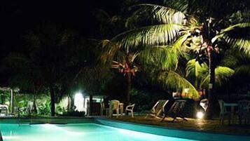 Alberca al aire libre y camastros