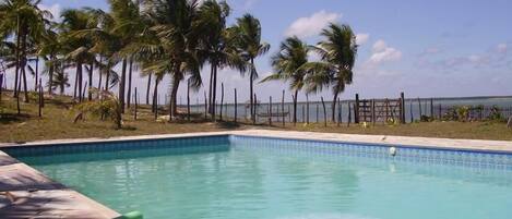 Utendørsbasseng og solsenger