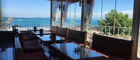 Tägliches inbegriffenes kontinentales Frühstück