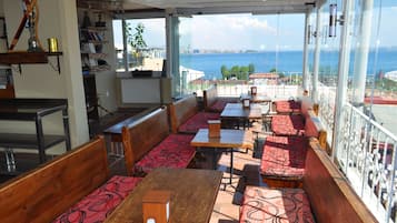 Se sirven desayunos, comidas, cenas y cocina turca con vista al mar