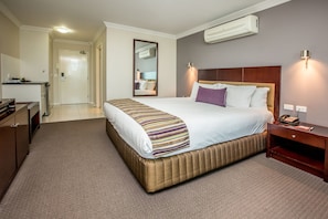 Standard Room | Minibar, in-room safe, desk, blackout drapes