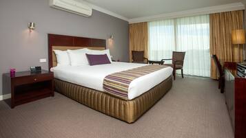 Standaard kamer | Een minibar, een kluis op de kamer, een bureau, verduisterende gordijnen