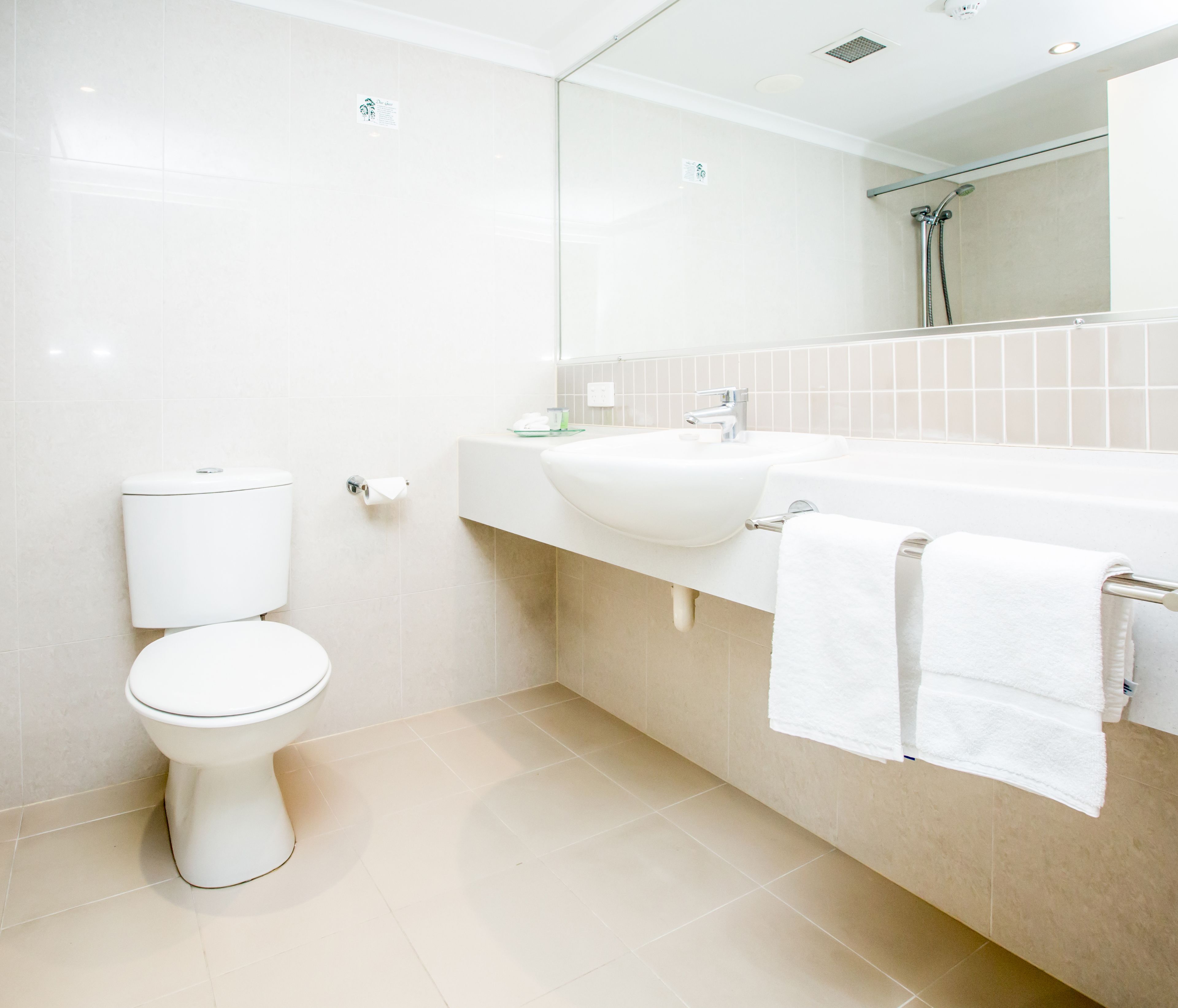 standard room | bathroom | free toiletries, hair dryer, towels