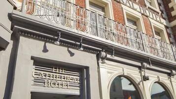 Vista frontal de la propiedad