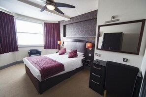 Habitación doble, baño en la habitación | Caja de seguridad en la habitación, escritorio y cortinas blackout