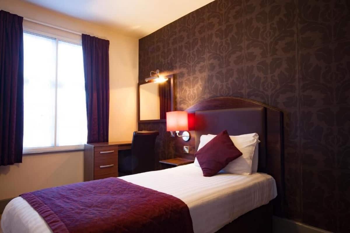 Single Room, Ensuite | In-room safe, desk, blackout drapes, iron/ironing board
