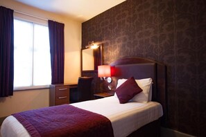 Enkeltrom, eget bad | Safe på rommet, skrivebord, blendingsgardiner og strykejern/-brett