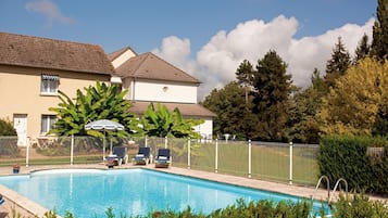 Piscine extérieure (ouverte en saison), parasols de plage