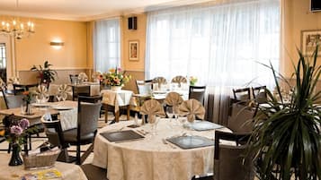 Daily buffet breakfast (EUR 11 per person)