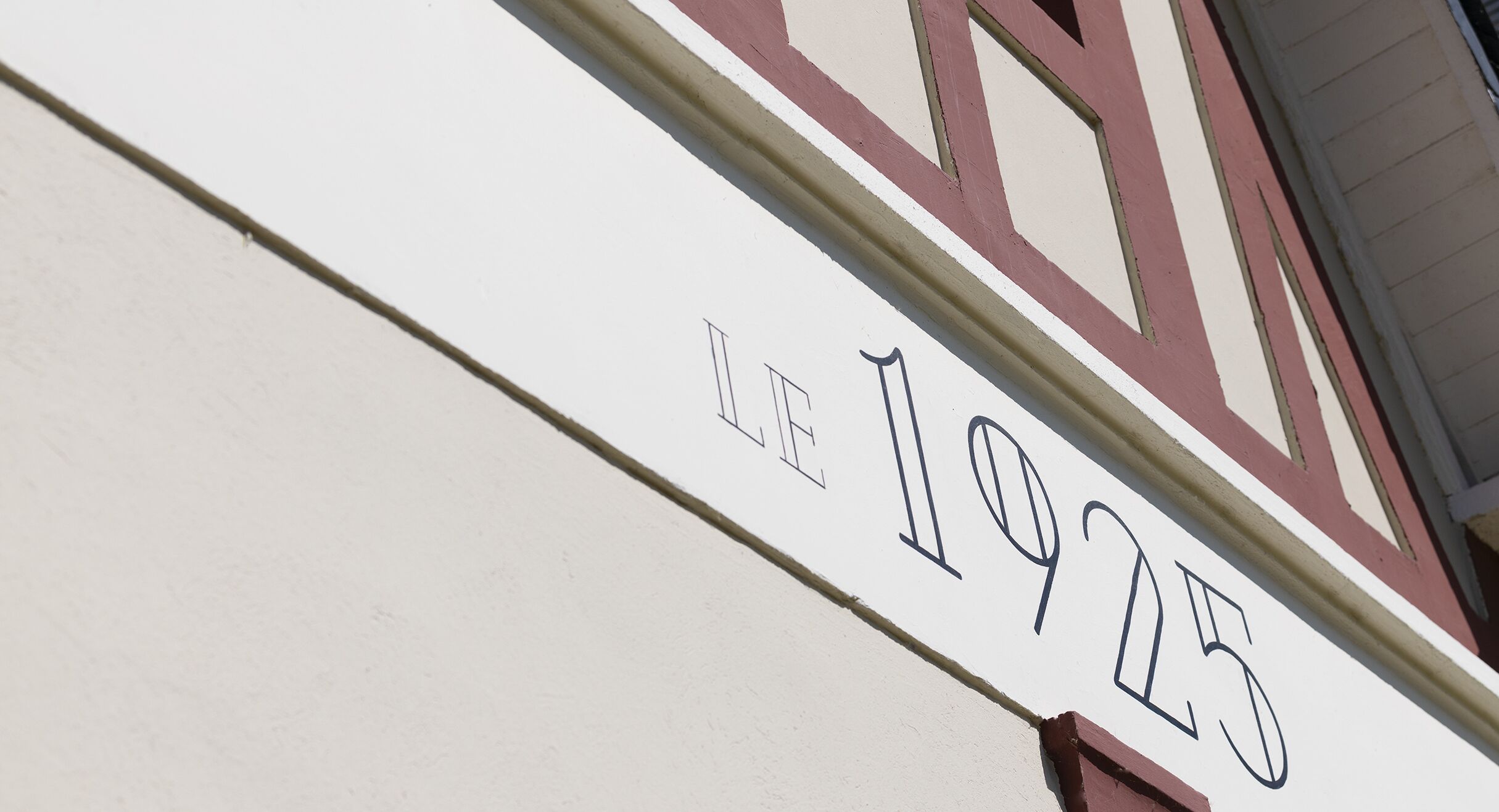 A building facade with the number "1925" painted on it.