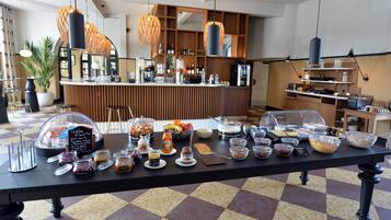 Ein reichhaltiges Buffet mit verschiedenen Speisen und Beilagen.
