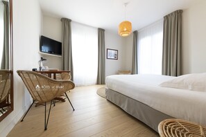 Ropa de cama hipoalergénica y caja de seguridad en la habitación 