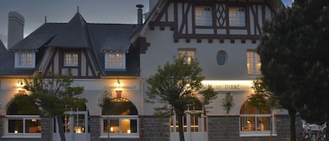 Façade de lâhĂ©bergement - soirĂ©e/nuit
