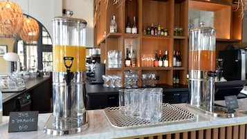 Desayuno buffet (EUR 22 por persona)