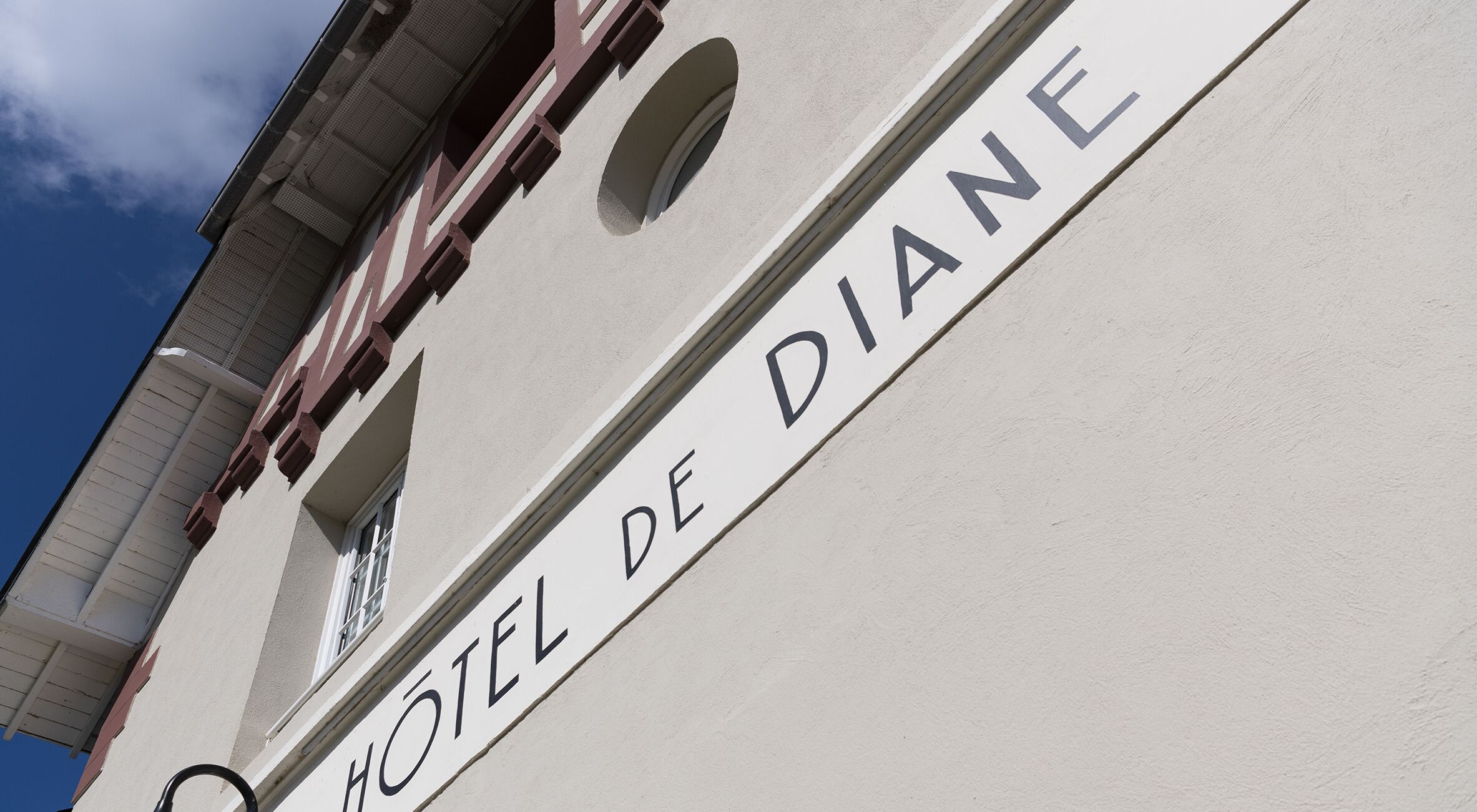 Un edificio con un letrero que dice "HOTEL DE DIANE".