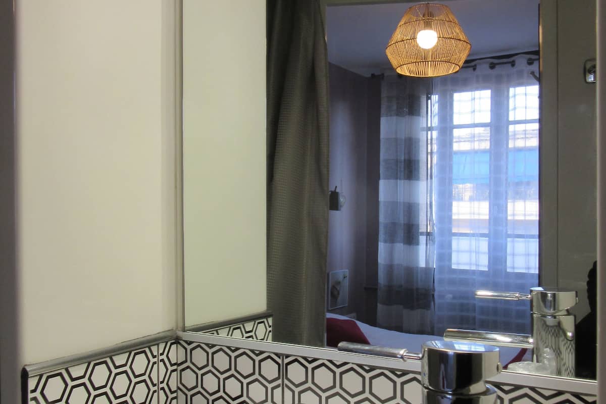 Kamar Single | Kamar mandi | Perlengkapan mandi gratis, pengering rambut,  dan handuk