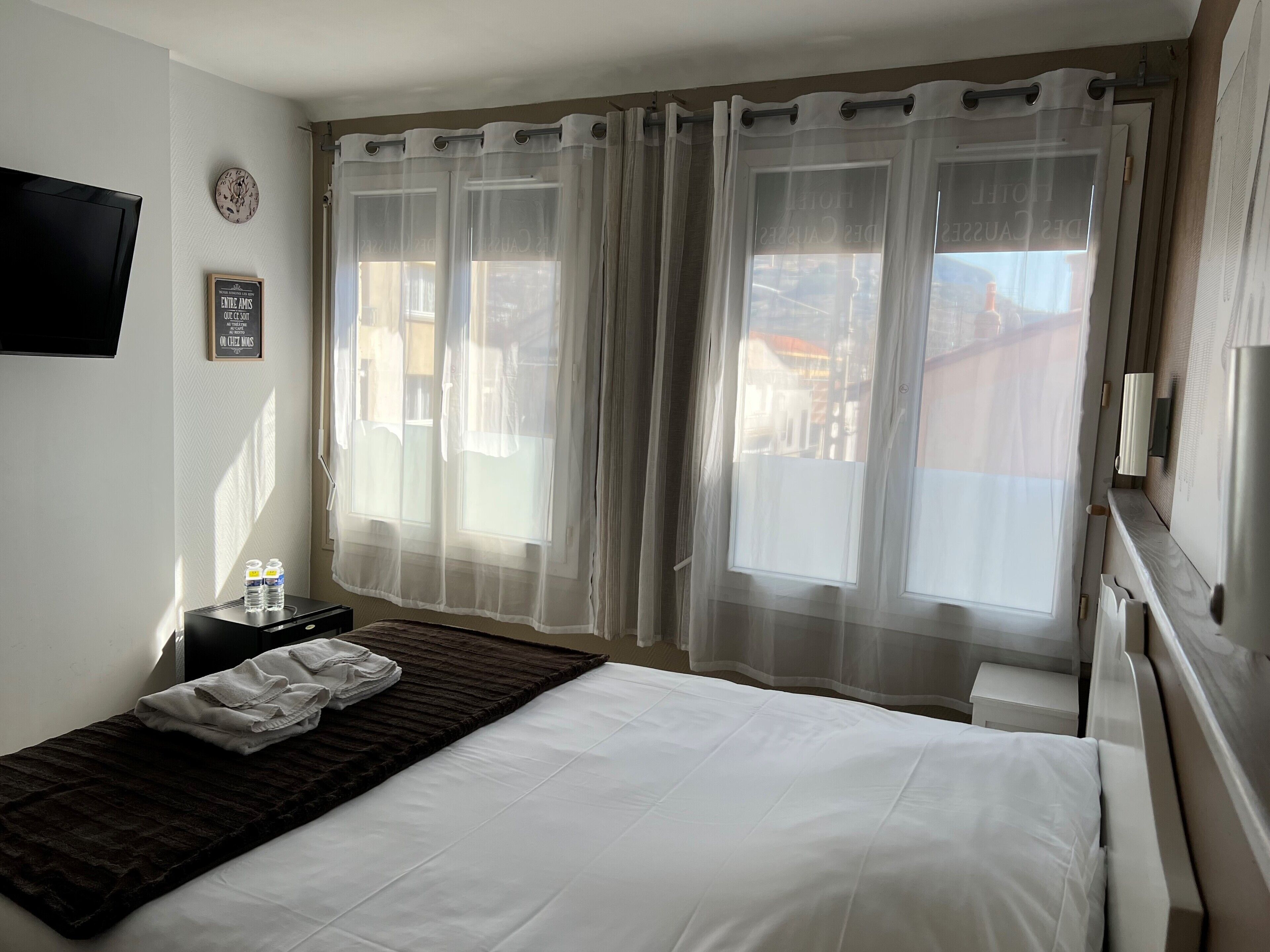 컴포트 더블룸 | 고급 침구, 각각 다른 스타일의 인테리어, 각각 다르게 가구 비치, 책상