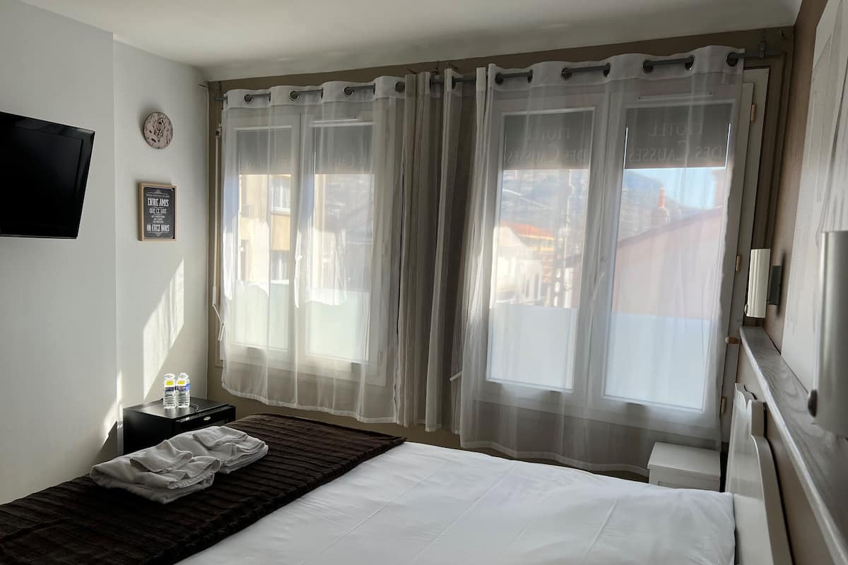 Kamar Double Comfort | Seprai premium dan didekorasi berbeda-beda