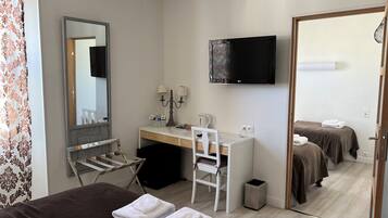 Kamar Keluarga | Seprai premium, meja kerja, tirai kedap cahaya, dan setrika/meja setrika