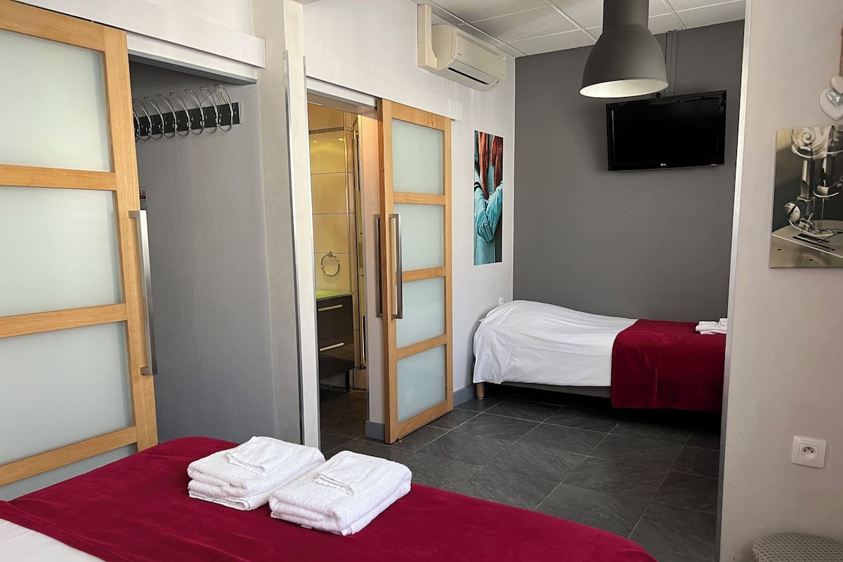 Kamar Triple Comfort | Seprai premium dan didekorasi berbeda-beda