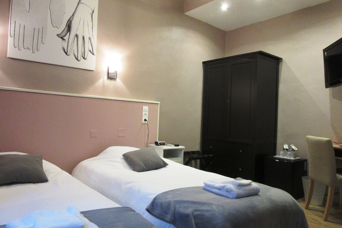 Kamar Twin Comfort | Seprai premium dan didekorasi berbeda-beda