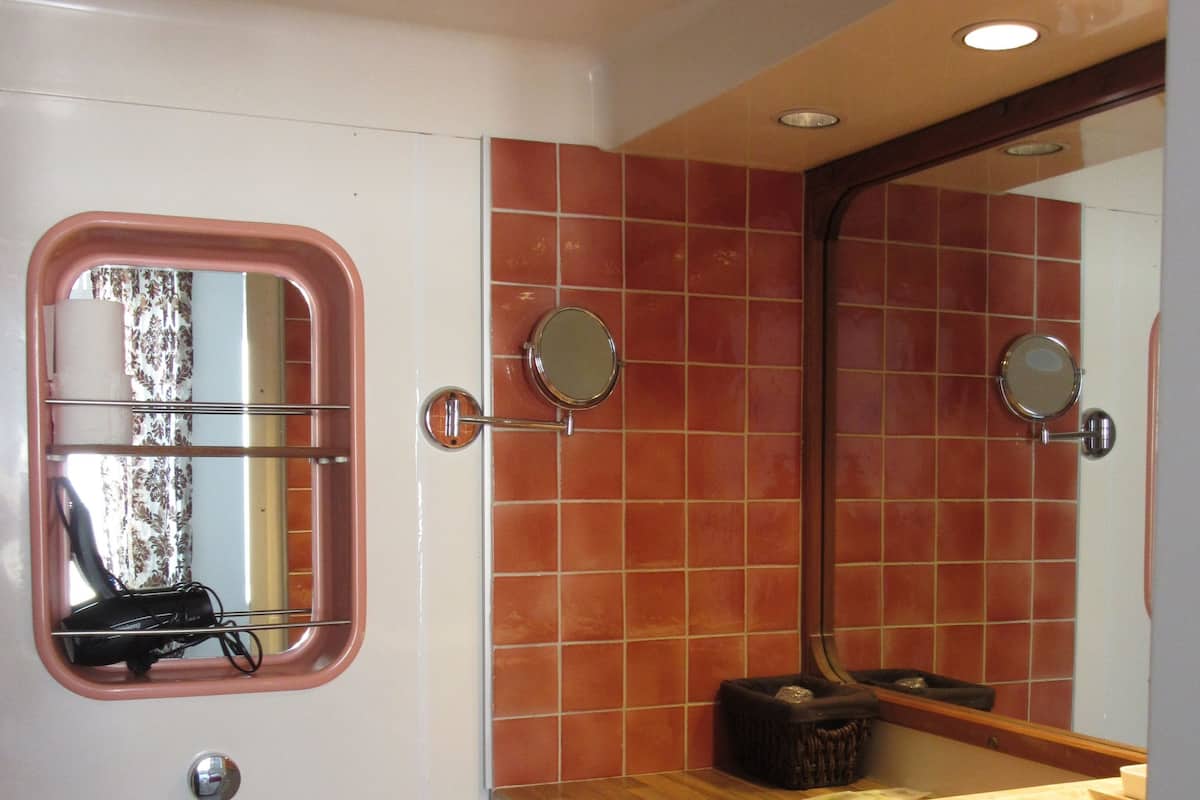 Kamar Keluarga | Kamar mandi | Perlengkapan mandi gratis, pengering rambut,  dan handuk