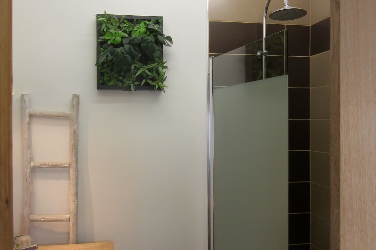 Kamar Triple Comfort | Kamar mandi | Perlengkapan mandi gratis, pengering rambut,  dan handuk