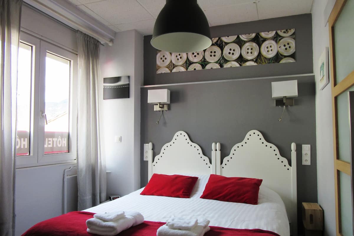 Kamar Triple Comfort | Seprai premium dan didekorasi berbeda-beda