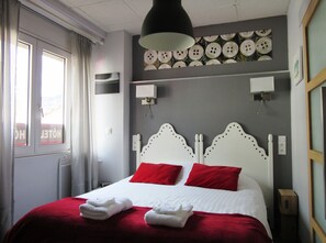 Phòng 3 tiện nghi đơn giản | Bộ đồ giường cao cấp, trang trí khác biệt 