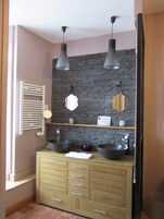 Habitación Confort doble | Baño | Artículos de higiene personal gratuitos, secador de pelo y toallas