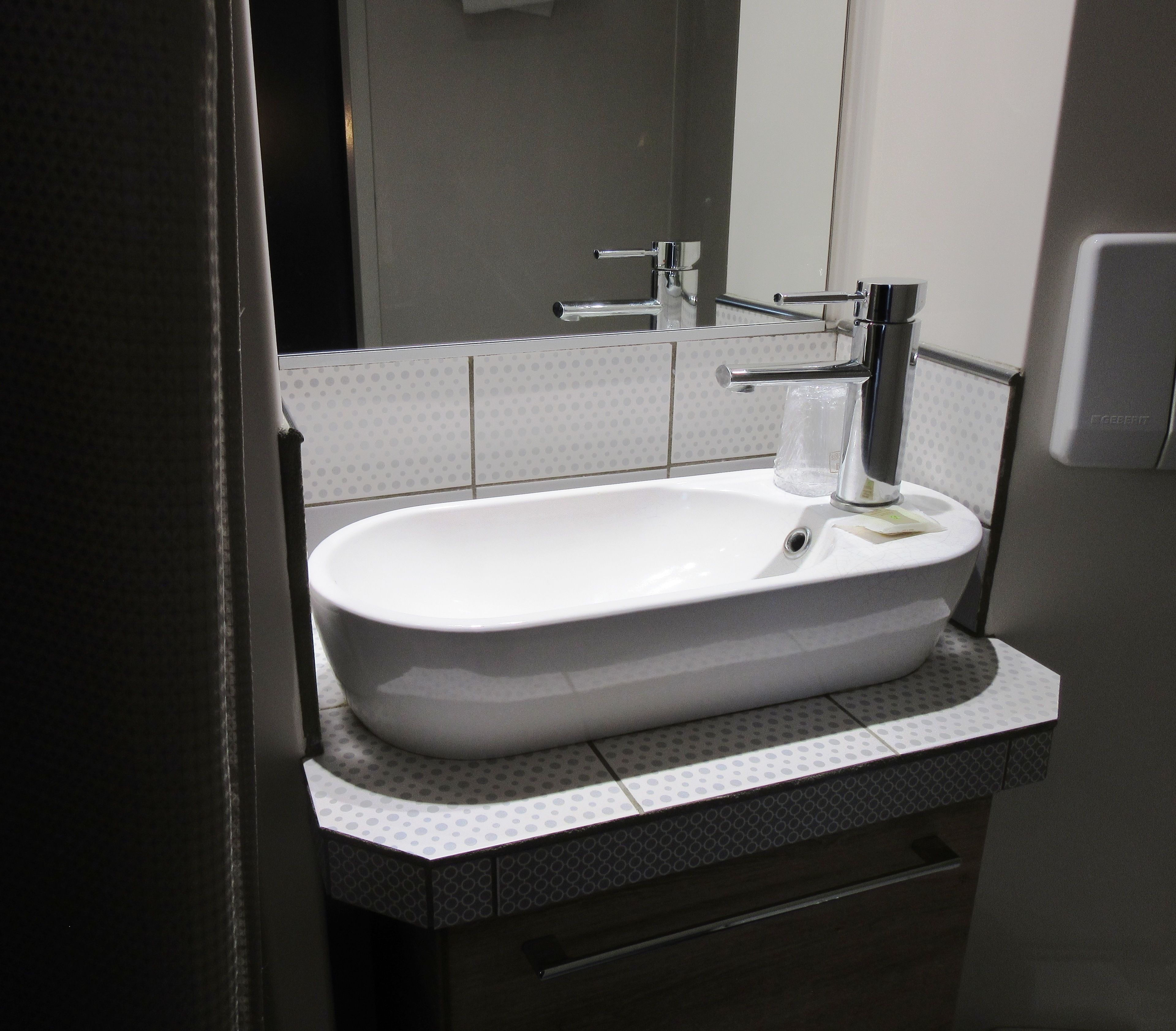 double room (douche cabine) | bathroom | free toiletries, hair dryer, towels