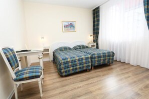 Caja de seguridad en la habitación, escritorio y cunas gratuitas 